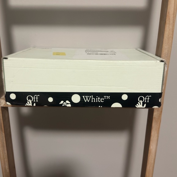 Off-White - Picture 10 of 10